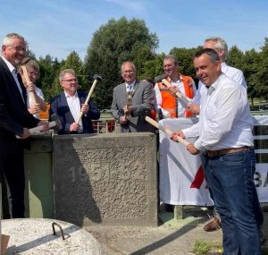 „Hammerschlag „als Start des Neubaus der Schlossbrücke in Ritterhude